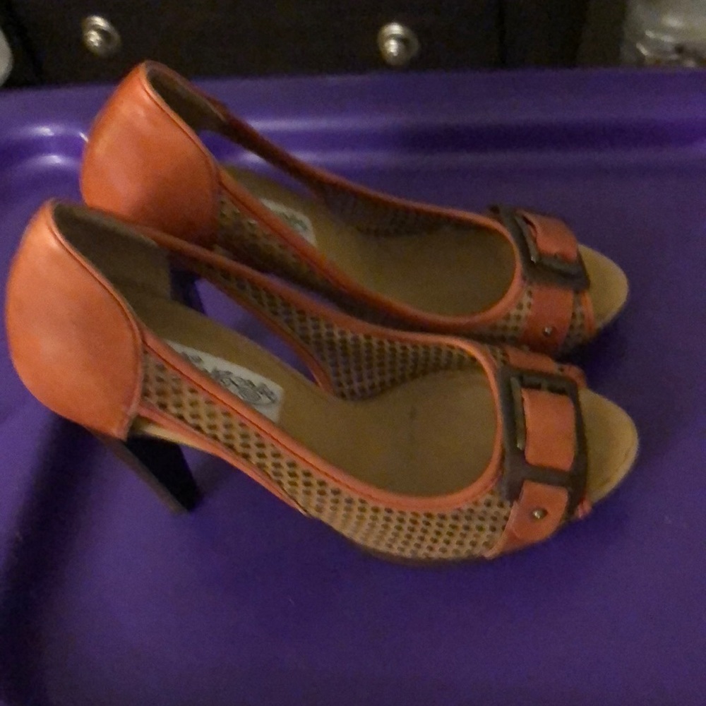 Toe out high heels shoes.
